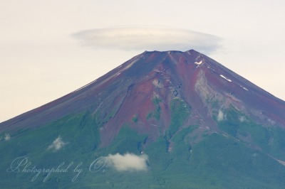 高座山より望む笠雲と赤富士