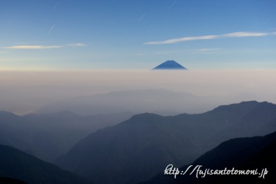 北岳から望む夜の富士山と雲海