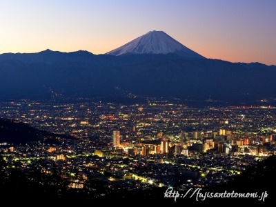 千代田湖白山より望む甲府の夜景と夜明けの富士山