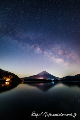 本栖湖より望む天の川と富士山