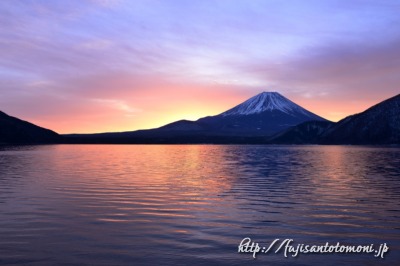 本栖湖より望む朝焼けと富士山