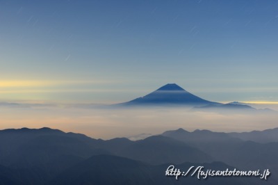 農鳥岳から望む月光の富士山