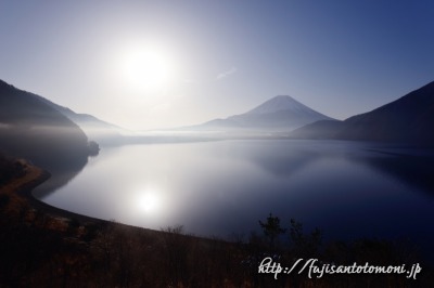本栖湖の朝霧と逆さ富士