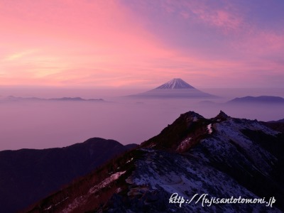 観音岳より望む朝焼けと富士山
