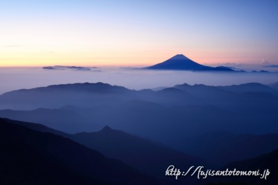 農鳥岳より望む夜明けの富士山
