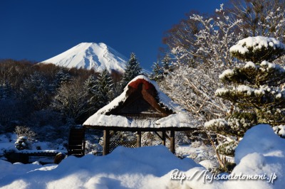 忍野村・鱒の家から望む雪景色と富士山