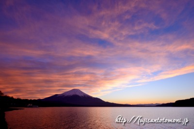 山中湖より望む夕焼けと富士山