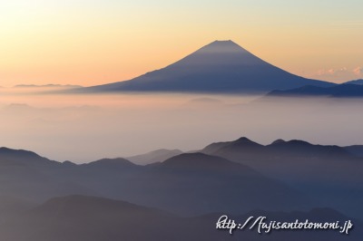 農鳥岳から望む夜明けの富士山