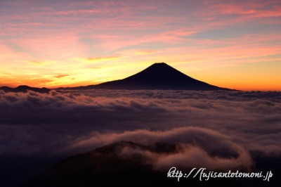 安倍峠より望む雲海と朝焼けの富士山