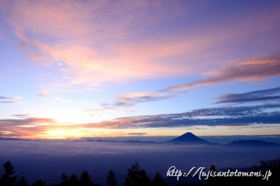 甘利山から望む朝焼けと富士山
