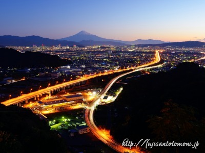 静岡市小坂みかん山から望む夜景と富士山