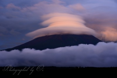 夕焼けに染まる笠雲と富士山