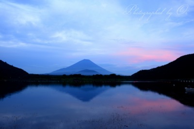 精進湖より望む夕焼けと富士山