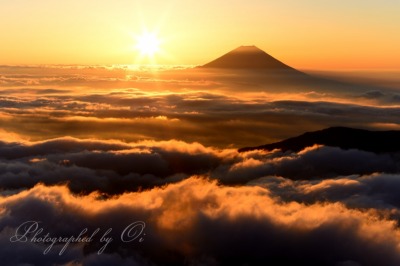雲海の向こうのご来光と富士山