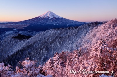 三ッ峠山から望む雪景色と富士山