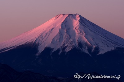 大月市・百蔵山から望む富士山（紅富士）