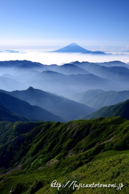 農鳥岳から望む山並みと富士山