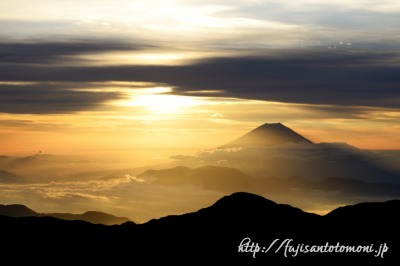 赤石岳より望む日の出と富士山