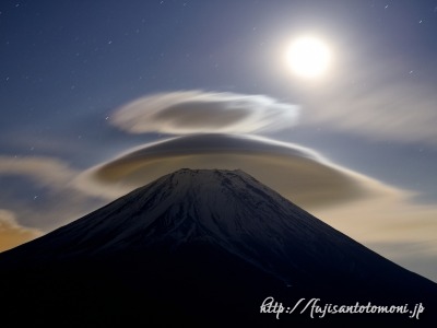笠雲と月の富士山