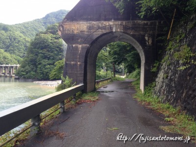 奈良田湖のトンネル