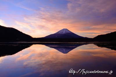 精進湖より望む朝焼けと富士山