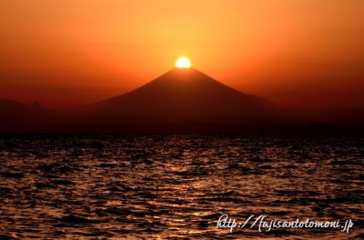 三浦半島・森戸海岸から望むダイヤモンド富士