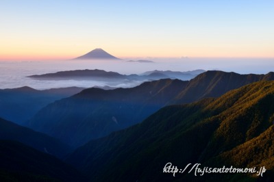 朝日に染まる南アルプスと富士山（北岳より）