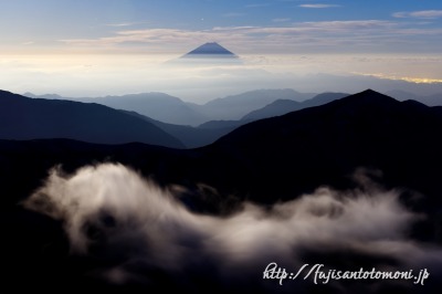 塩見岳から望む雲海と富士山