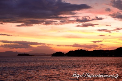 湘南・逗子マリーナから望む夕焼けの富士山