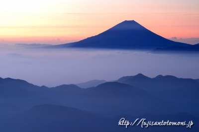 農鳥岳から望む朝焼けの富士山と山並み