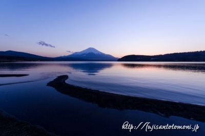 山中湖より望む夕暮れの富士山