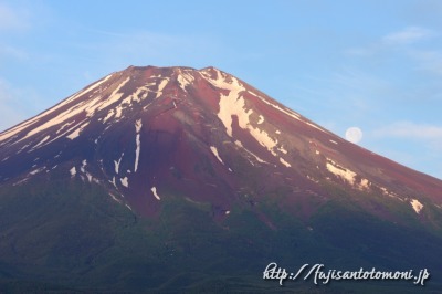 6月の雪解けが進む富士山