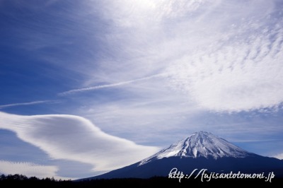 鳴沢村より望む吊るし雲と富士山