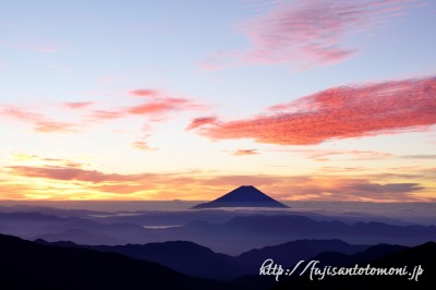 塩見岳から望む朝焼けと富士山
