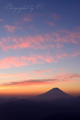 櫛形山より望む朝焼けと富士山