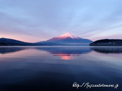 山中湖より望む朝焼けと富士山