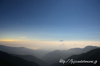北岳から望む夜の富士山と雲海