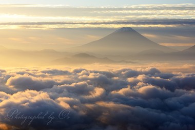 ＜9月＞ 雨上がりの朝。うねる雲海に朝陽が射し込んできた。  ― 山梨県南巨摩郡富士川町