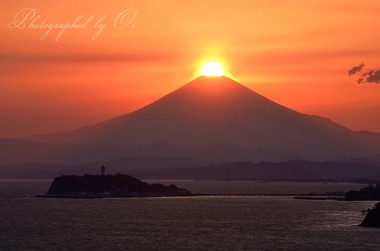 燃えるような日没。江ノ島がシルエットに。  ― 神奈川県逗子市 2014年4月
