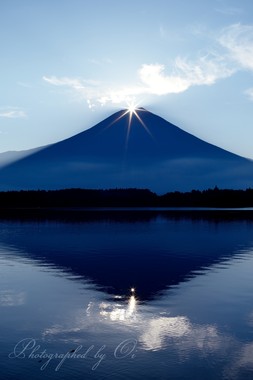 この美しい輝きを多くのカメラマンが収めた。  ― 静岡県富士宮市・田貫湖 2014年8月