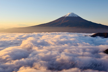 澄んだ空に雲海の朝。朝陽が差してくる。  ― 山梨県南都留郡富士河口湖町 2014年10月