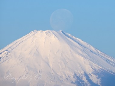 うっすらと浮かぶ白い月が見えるだろうか。  ― 神奈川県横須賀市佐島 2015年1月