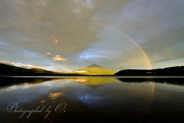 ＜7月＞ その朝、奇跡の光景を目の当たりにする。虹のアーチの贈り物。  ― 山梨県／山中湖