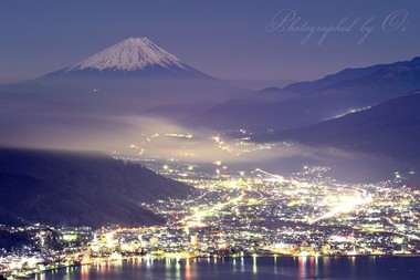 月明かりで富士山が近くに見えた。  ― 長野県岡谷市 2012年12月