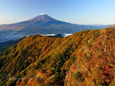 富士へと向かう稜線は鮮やかに彩られた。  ― 山梨県・三ッ峠山 2016年10月