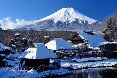 日本の伝統を表現する茅葺屋根の雪景。  ― 山梨県南都留郡忍野村 2016年2月