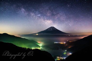 ＜3月＞ 富士の向こう側に宇宙が見えた。  ― 山梨県／精進湖