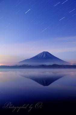 夜明けに佇む富士と星々の流れ。  ― 山梨県南都留郡富士河口湖町・精進湖 2013年12月