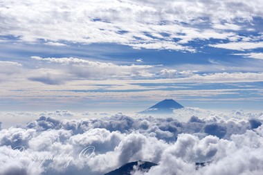 ＜9月＞ 秋を感じる雲の流れ。富士山も雲と遊んでいる。  ― 山梨県／南アルプス 北岳