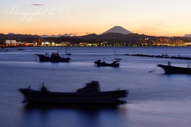 船をシルエットに、日が暮れていく。  ― 神奈川県横須賀市 2015年7月